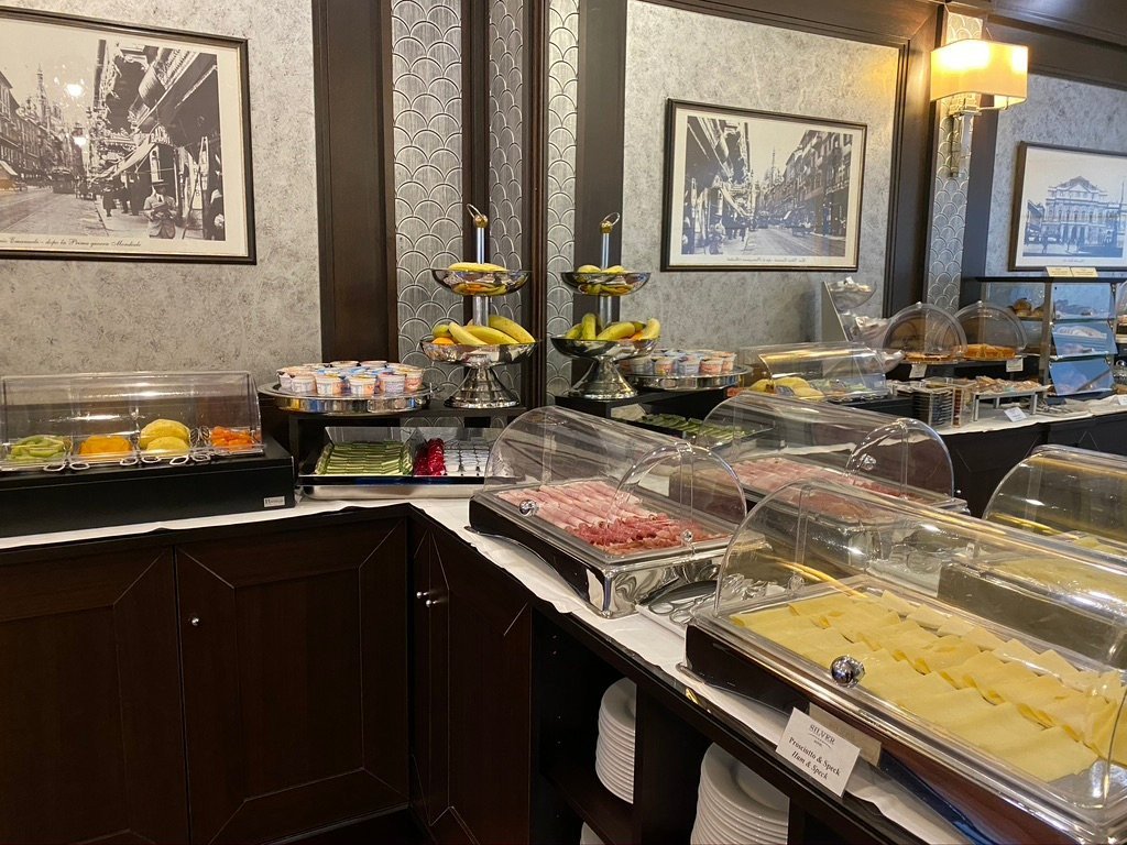 银色酒店主图