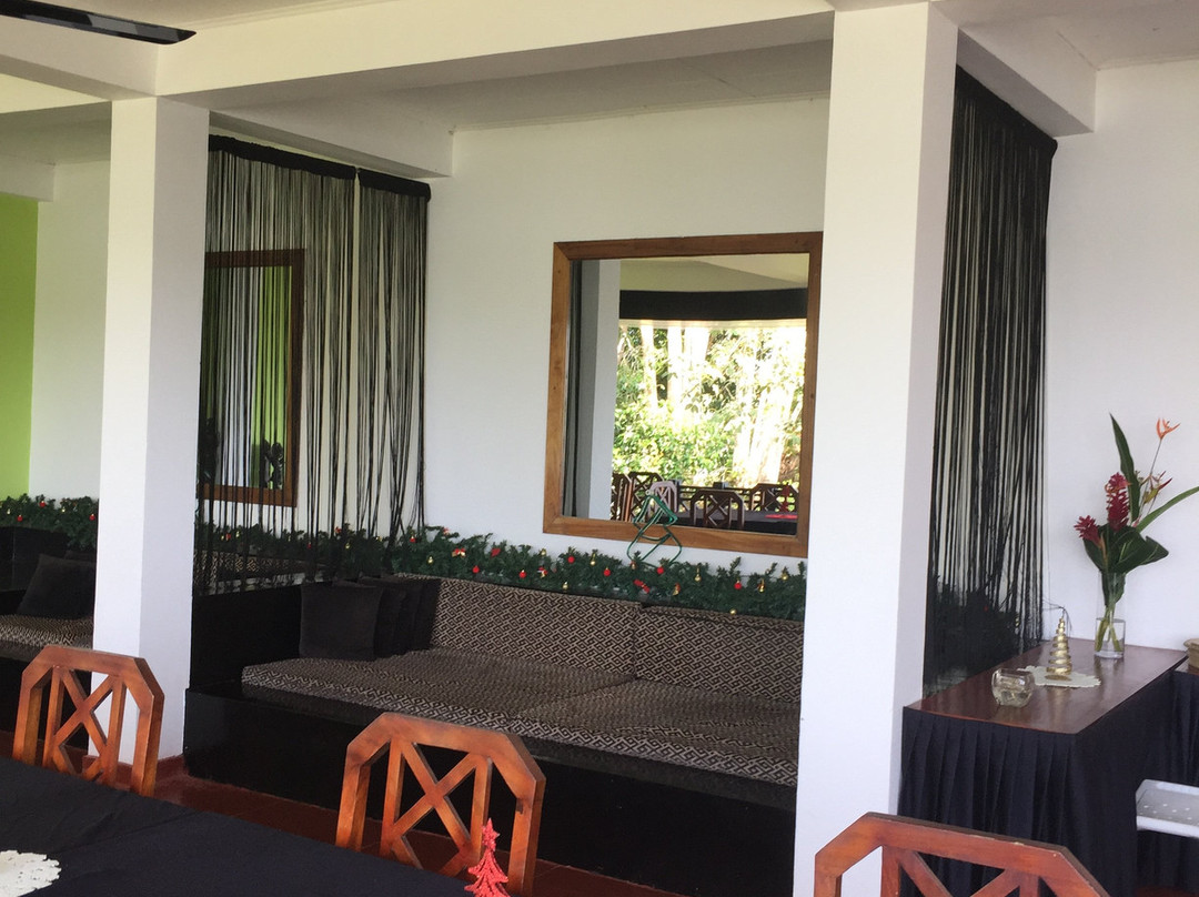 卡拉邦戈湖度假酒店主图