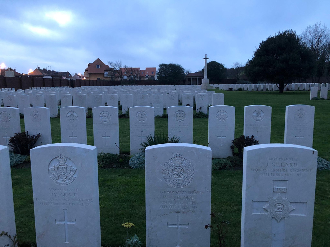 Les Baraques Military Cemetery景点图片
