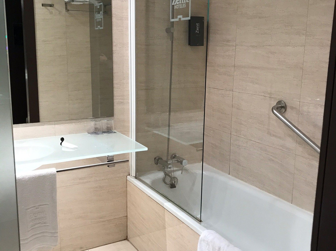 泽尼特潘普洛纳酒店主图