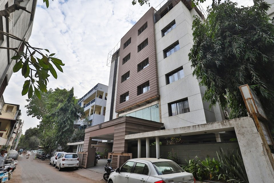 OYO 27662 Varma Palace主图