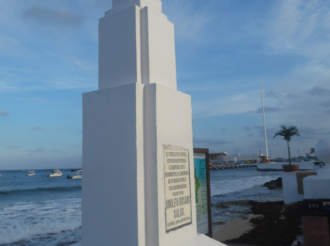 Dr. Adolfo Rosado Salas Monument景点图片