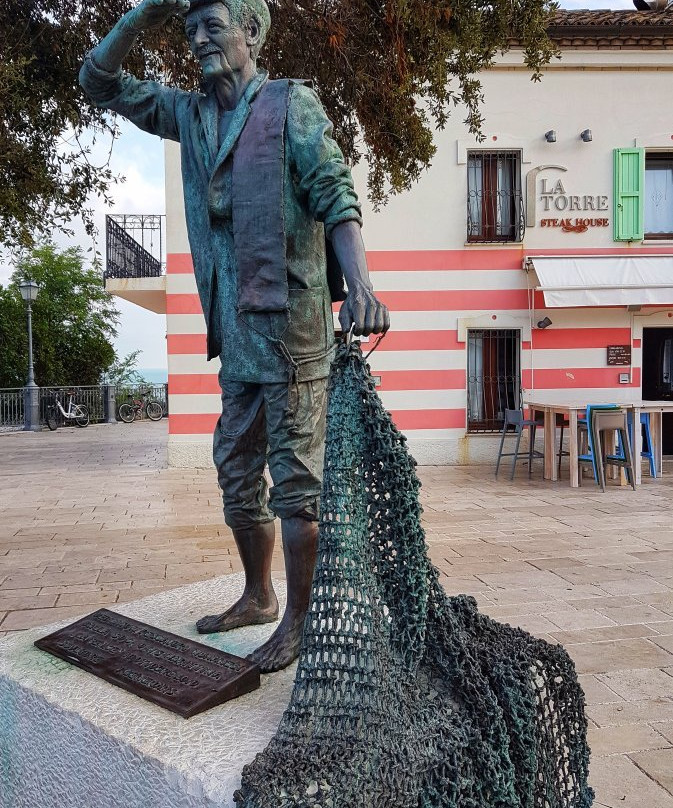 Monumento al Pescatore-努马纳必去景点