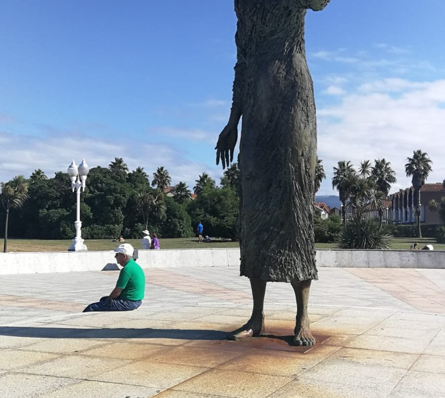 Monumento a la Madre del emigrante景点图片