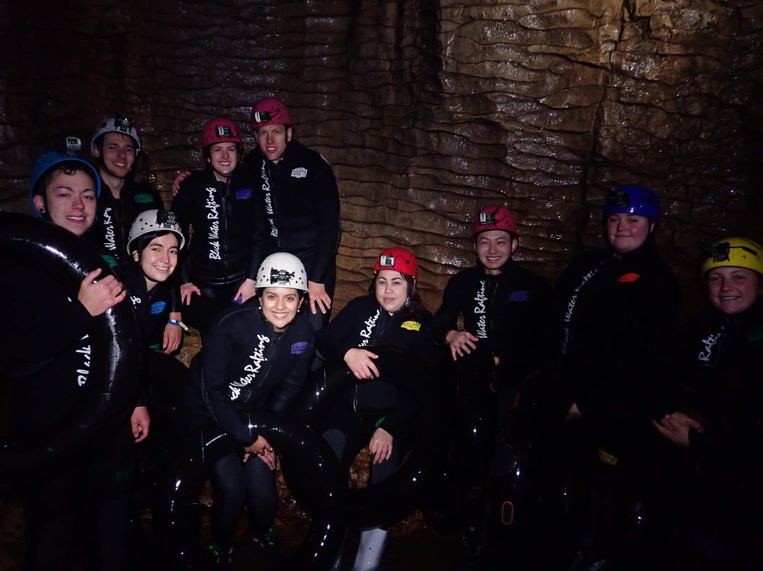 Headfirst Travel - Waitomo Wanderer-怀托摩洞穴必去景点