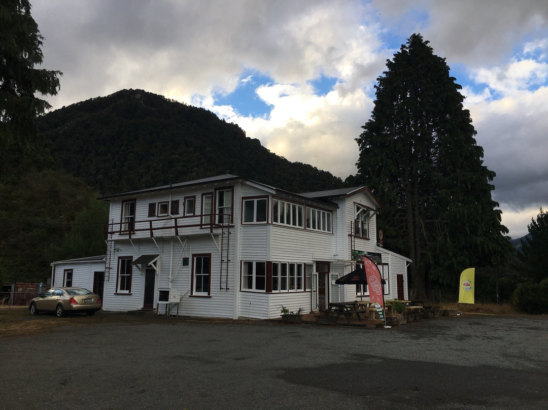 Owen River Tavern & Motels主图