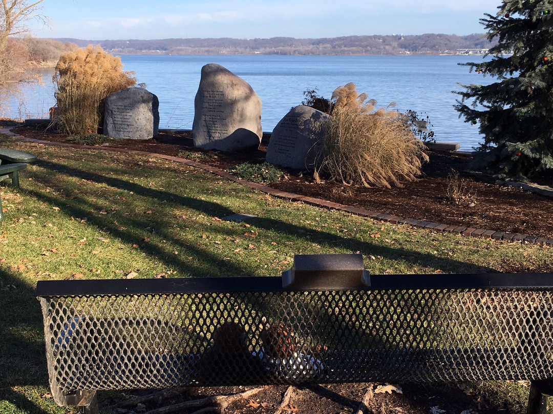 Dan Fogelberg Memorial-皮奥里亚必去景点