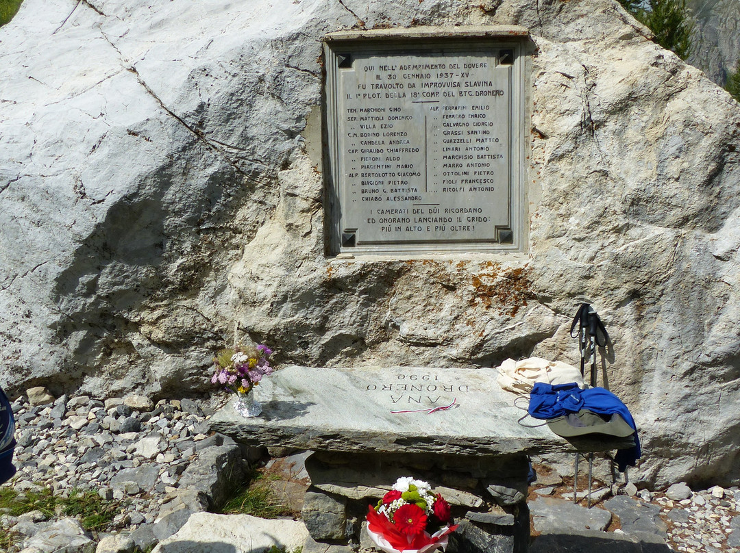 Lapide in Memoria degli Alpini a Rocca La Meja景点图片