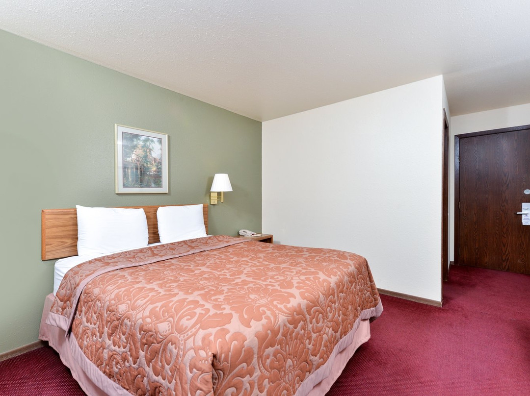 Love Hotels Staples by OYO at HWY 10 MN主图