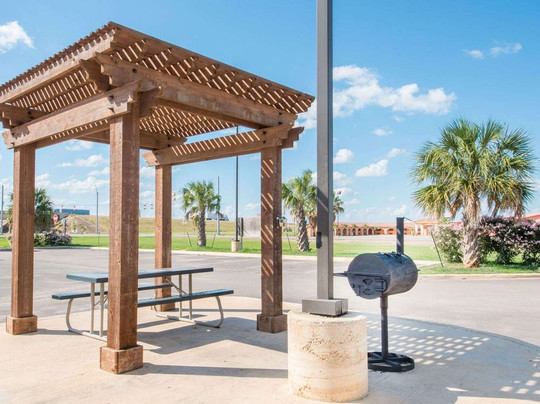 Super 8 by Wyndham Dilley TX主图