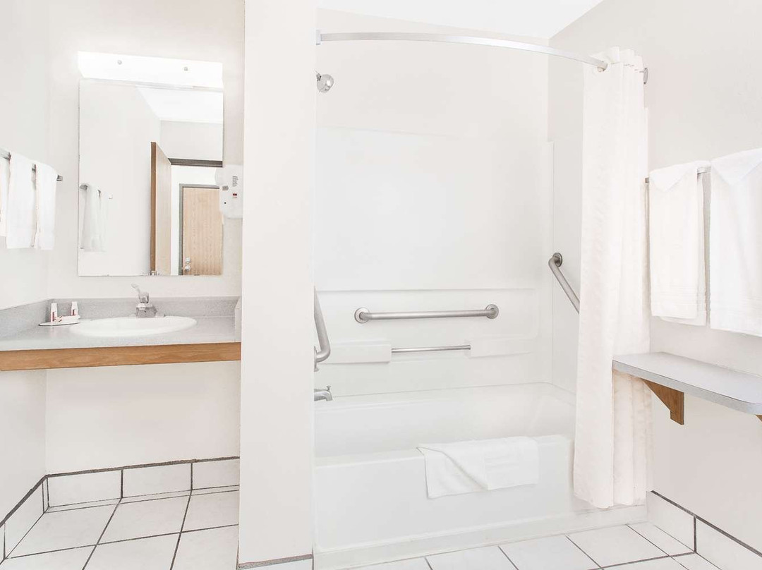 Super 8 by Wyndham Bloomfield主图