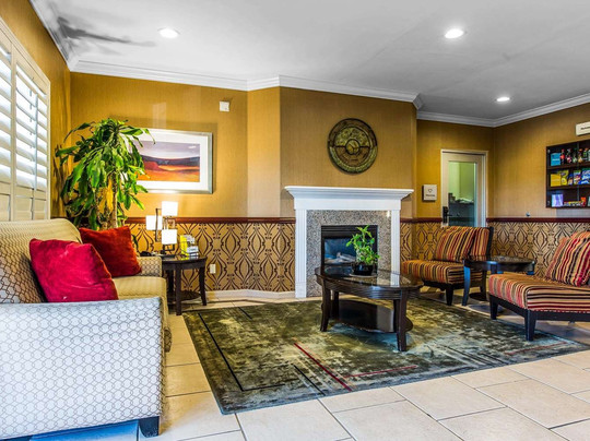 Comfort Suites Near Six Flags Magic Mountain主图