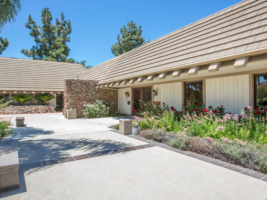 Pierce Brothers Valley Oaks-Griffin Memorial Park, Mortuary & Crematorium景点图片