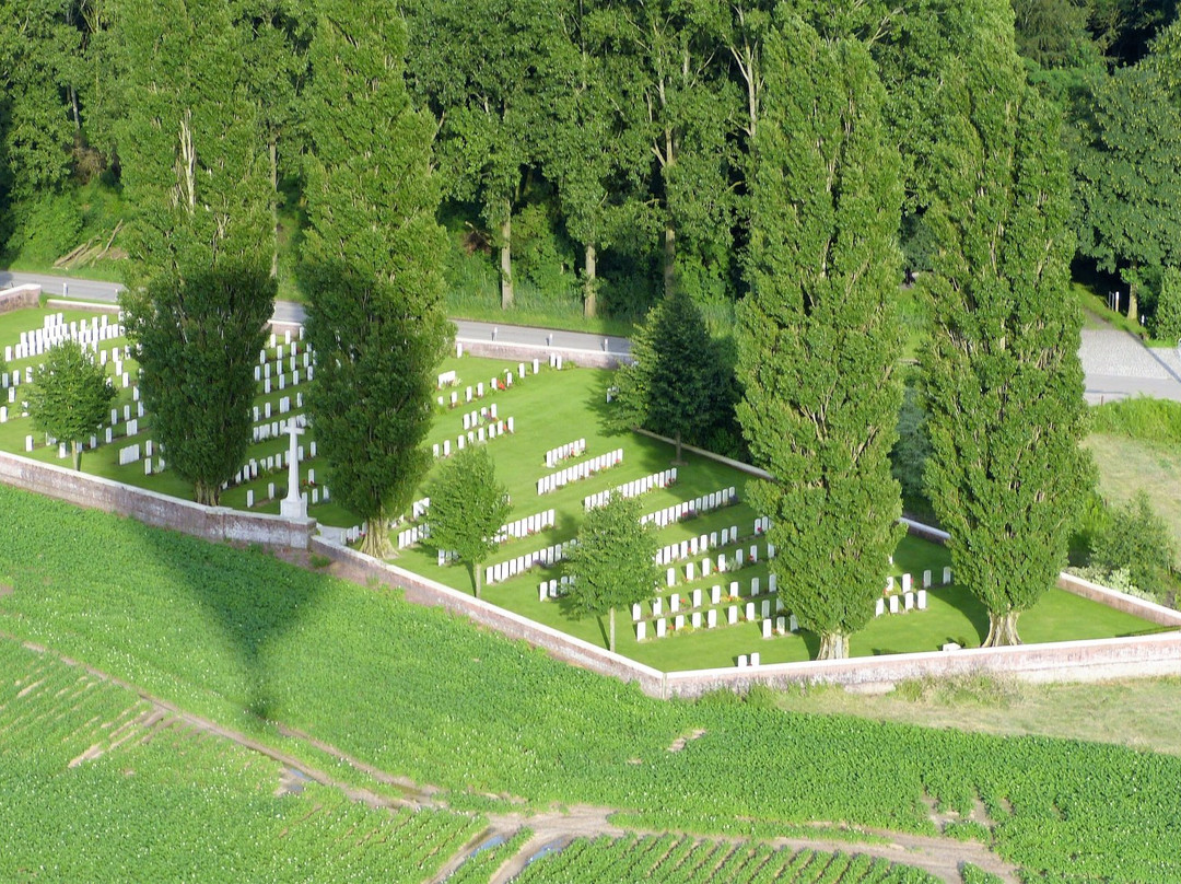 Spoilbank Commonwealth War Graves Commission Cemetery景点图片