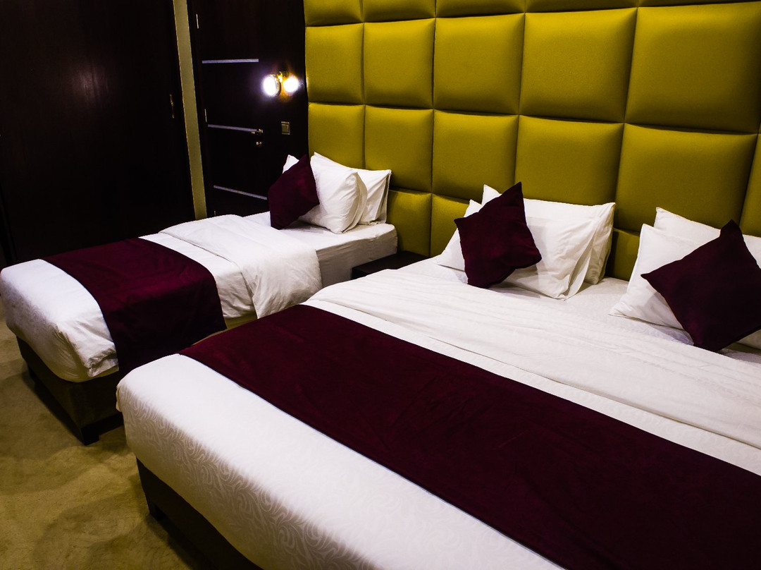 Paris Plaza Hotel主图