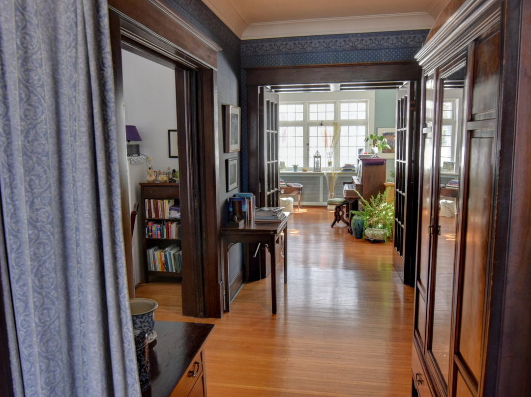 Chantry Breezes B&B主图