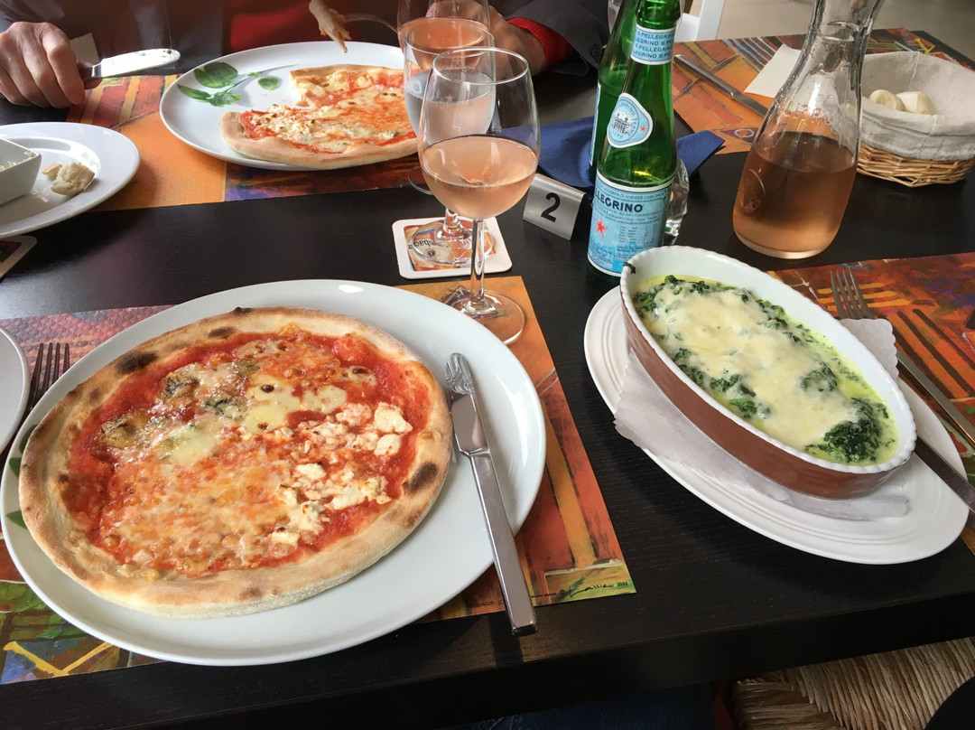 Stemmen餐馆和美食-La Piazza Ristorante Pizzeria
