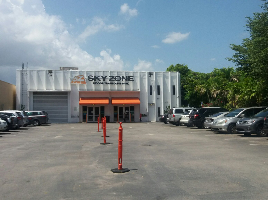 Sky Zone Trampoline Park-多拉必去景点