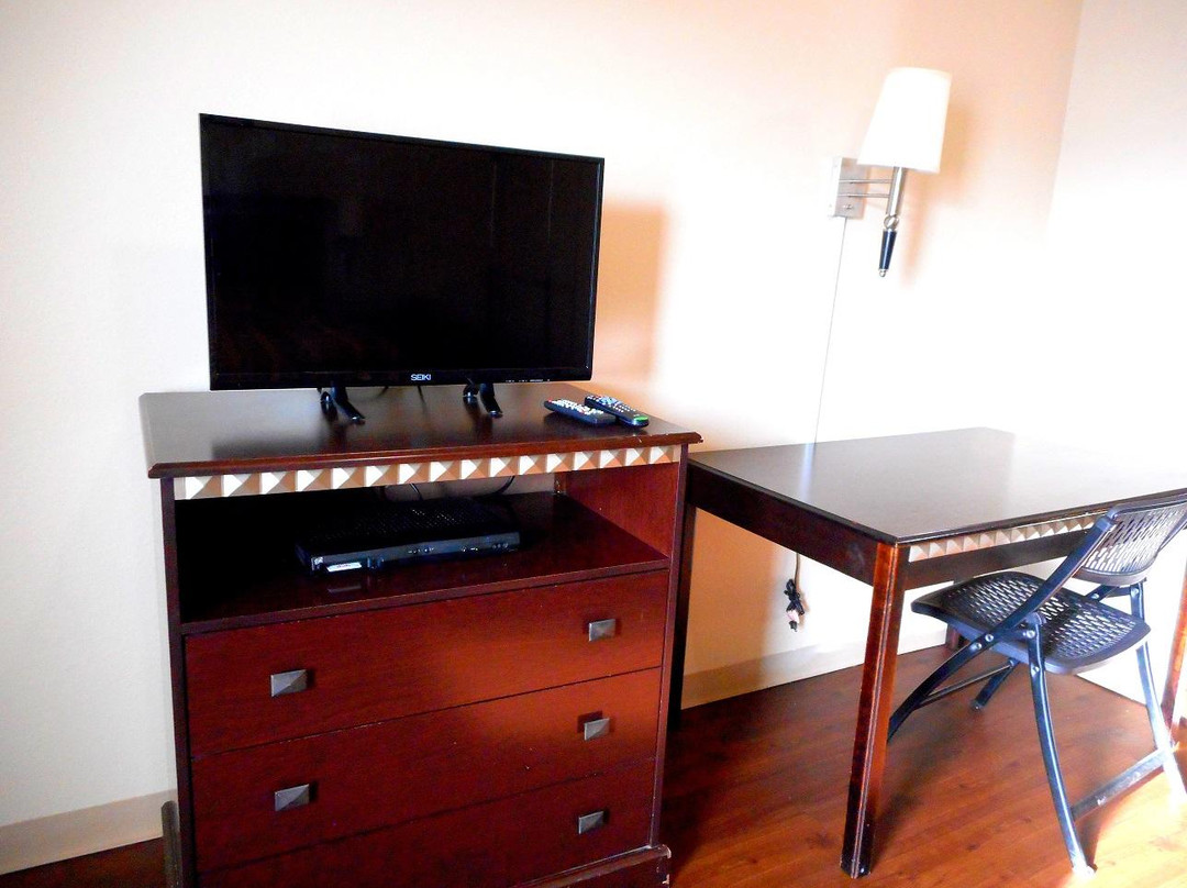 Crossroads Inn & Suites主图