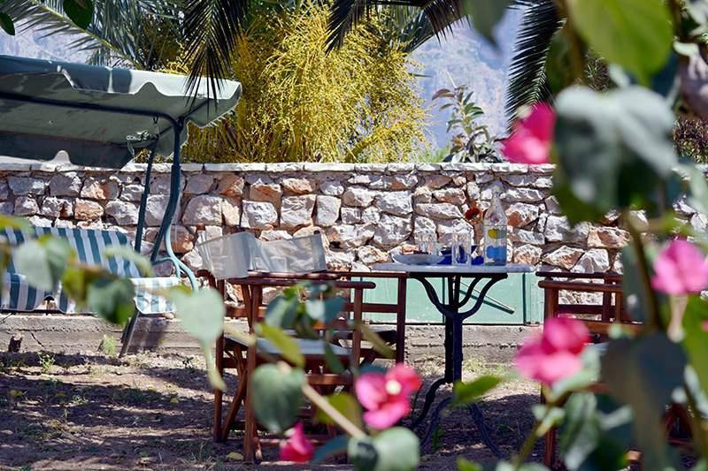 Troumpas Family Rooms and Apartments主图