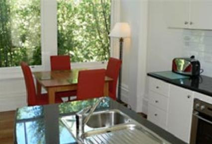 Aaron Lee Waterfront Apartments主图