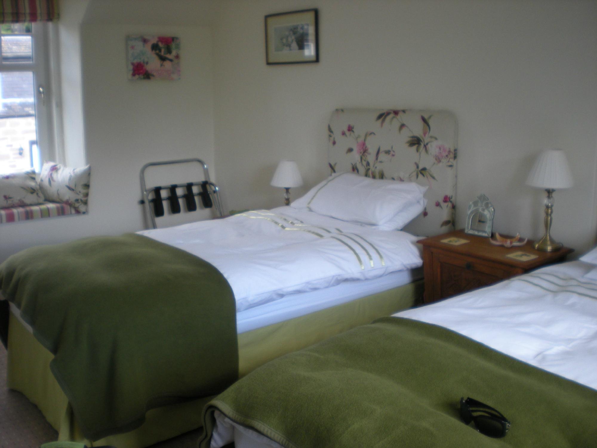 Hollyburn House-客卧