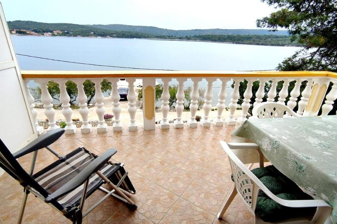 Apartments Grbac Veli Rat-Seaside