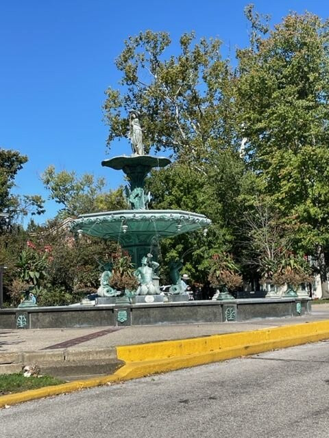 Broadway Fountain景点图片