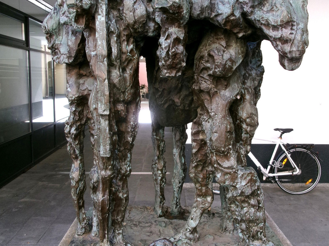 "Aggregamento" - Scultura in bronzo di Selim Abdullah景点图片