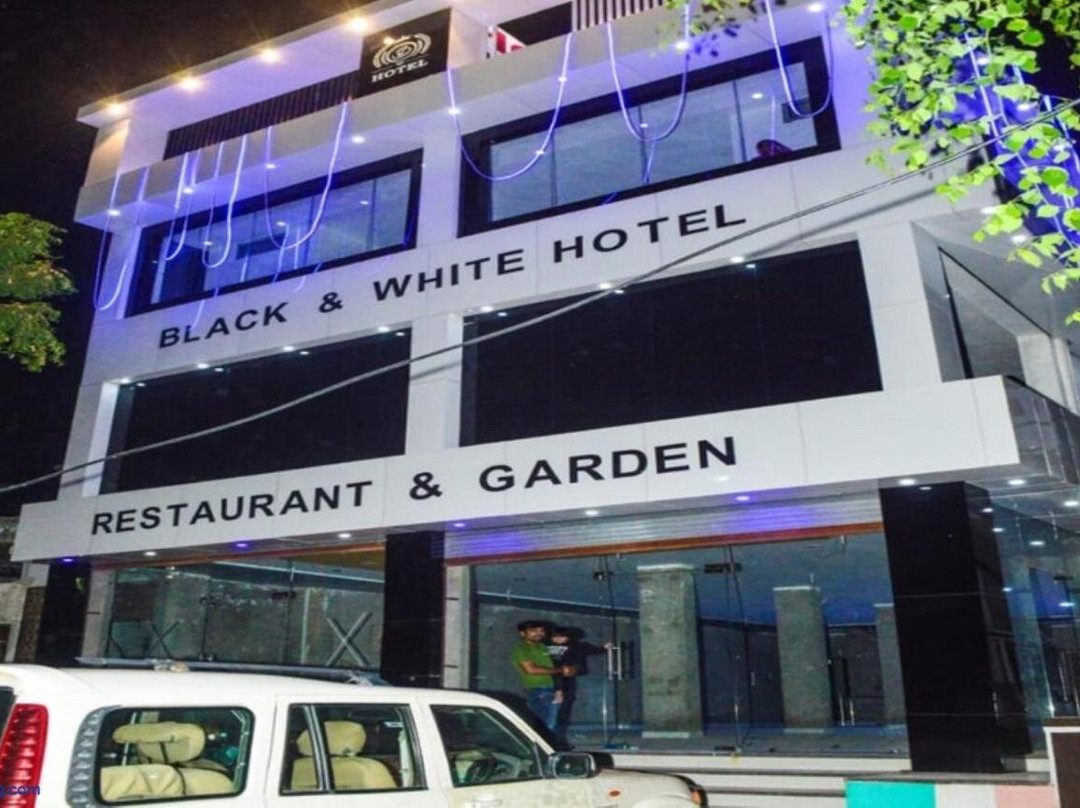 Hotel Black & White Restaurant Garden