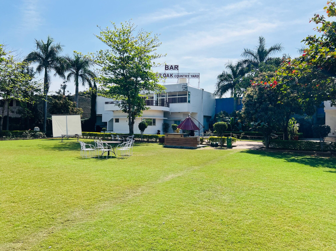 Silver Oak Country Yard Hotel & Resort主图