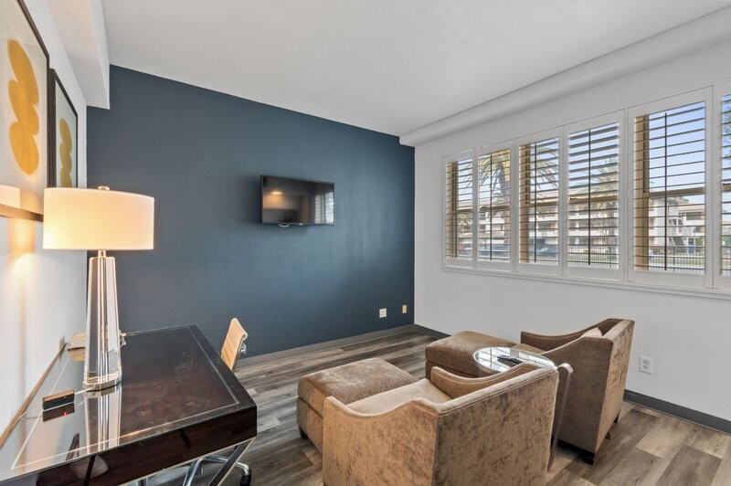 Lions Gate Hotel主图