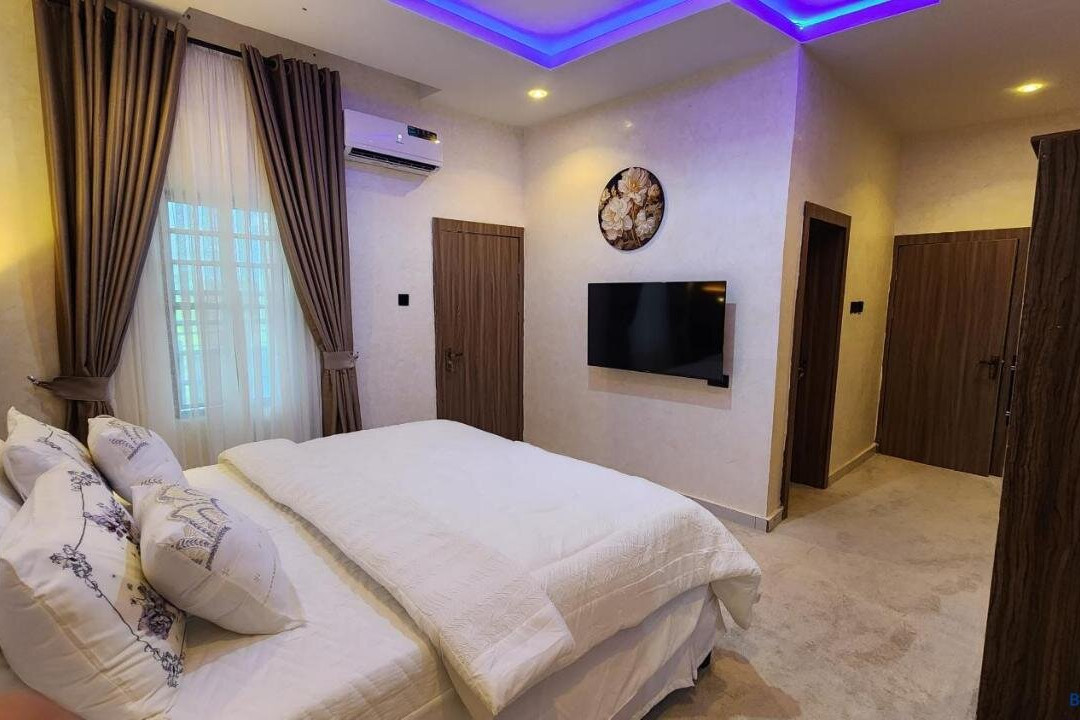 Silver Gate Hotel and Suites