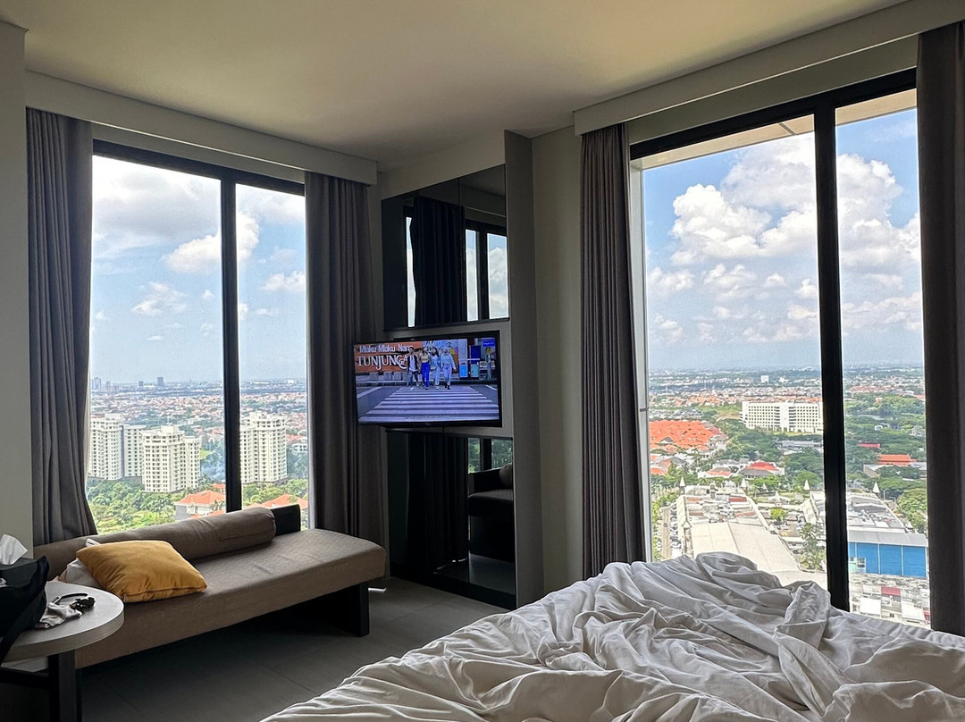 Whiz Luxe Hotel Spazio Surabaya主图