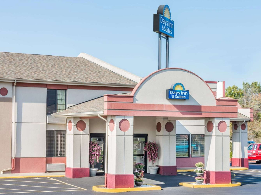 Days Inn & Suites by Wyndham Youngstown / Girard Ohio