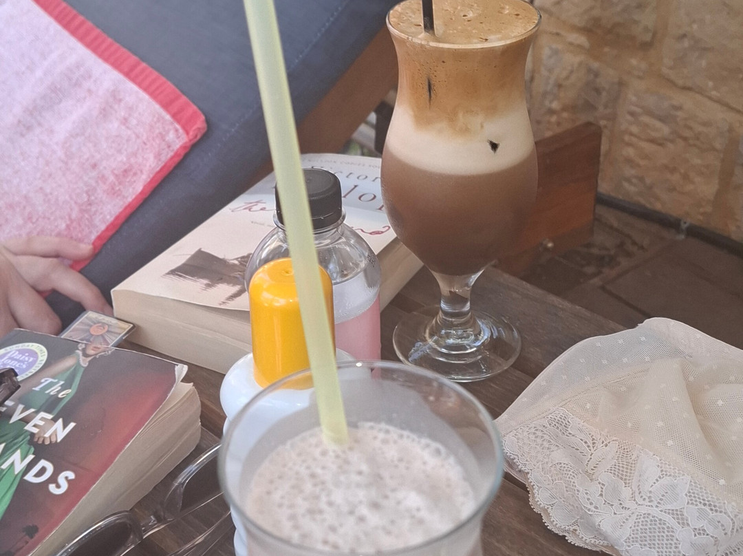 Blue Sky Hotel Apts主图