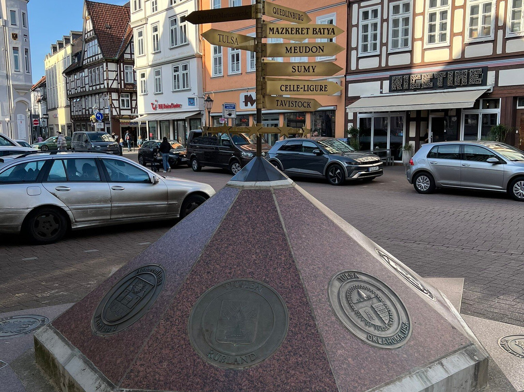 Skulptur "Patenstädte von Celle"-策勒县必去景点