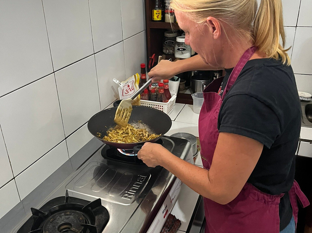 Ibu Dewi's Private Cooking Class-罗威那海滩必去景点