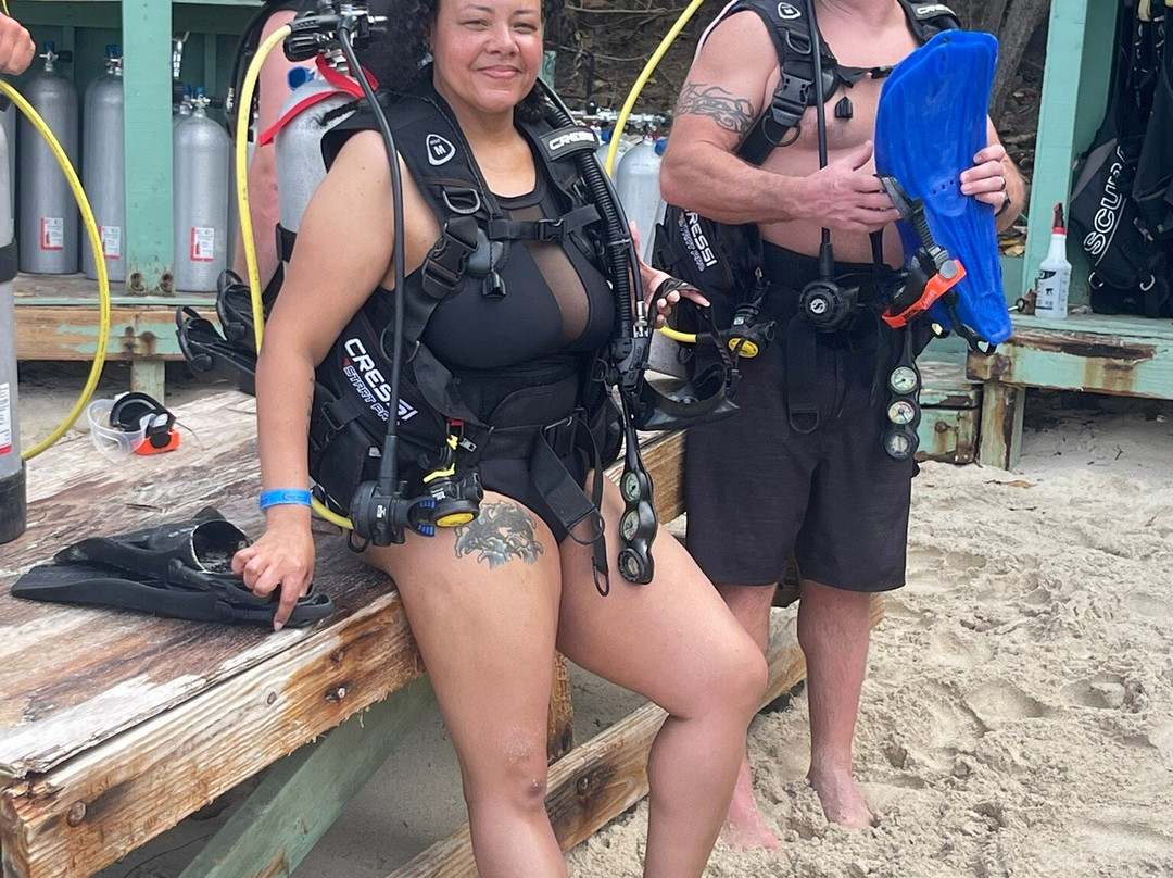 CWORI Dive Center-Smith Bay必去景点