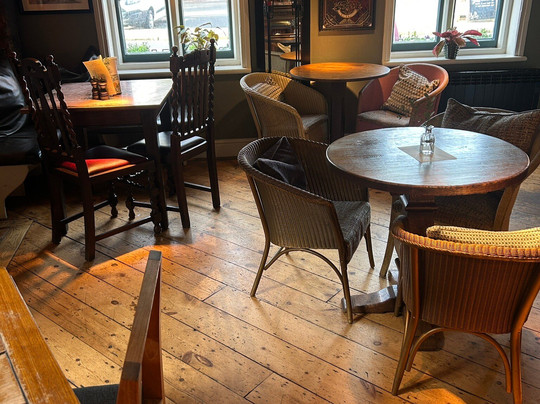 Charming Bedrooms at the Swan Inn Chiddingfold主图