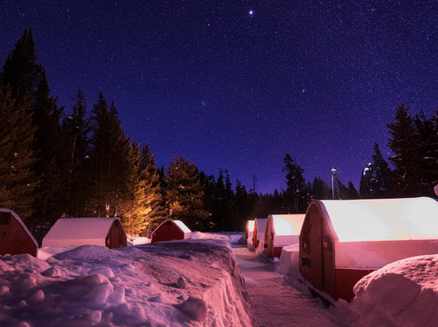Yellowstone Expeditions-西黄石镇必去景点