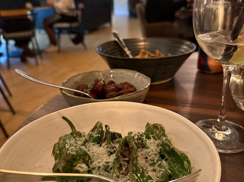 思里珍娜酒店主图