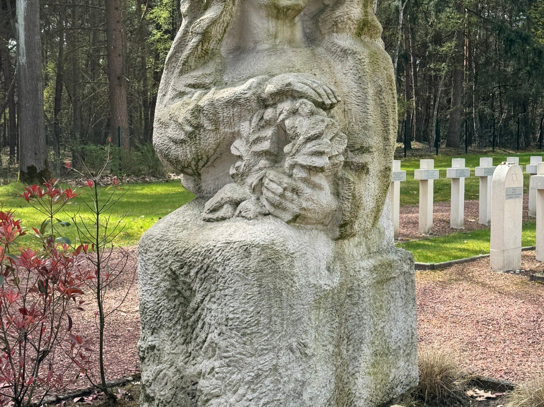 Polish Military Cemetery-洛默尔必去景点