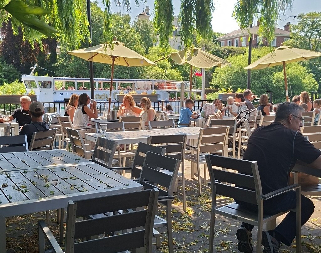 河滨客房船屋酒店主图