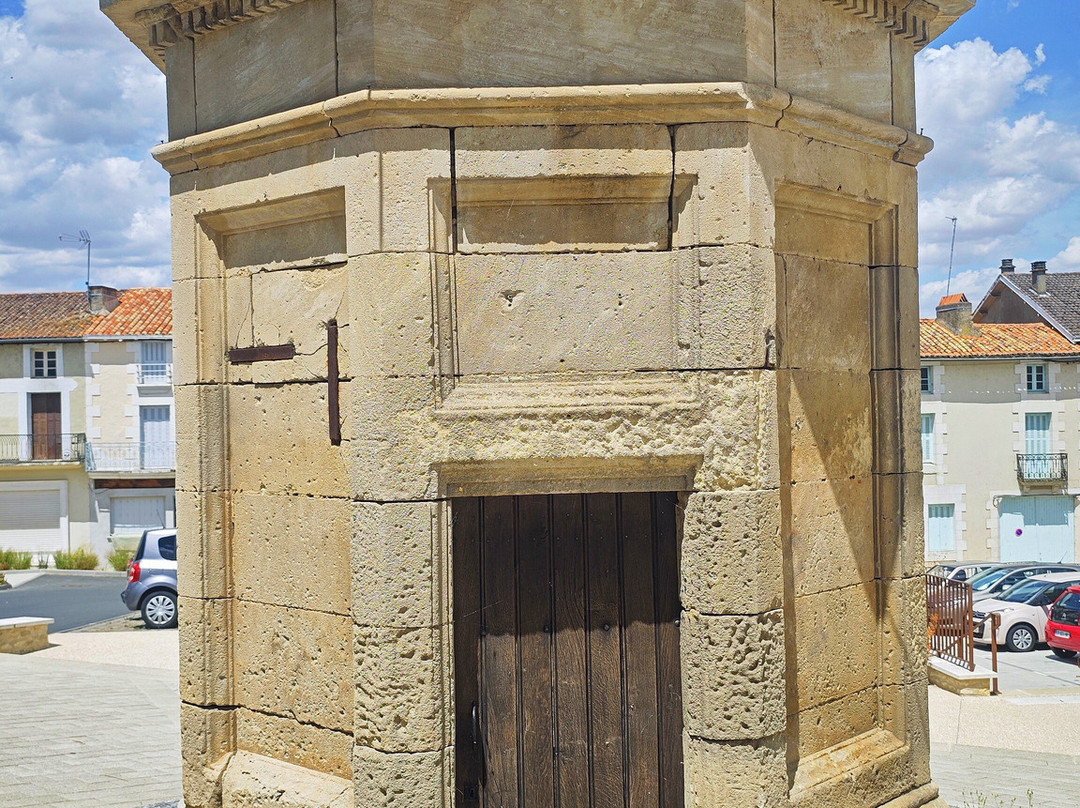 Fontaine de 1848 dite " de la Pompe"-Latille必去景点