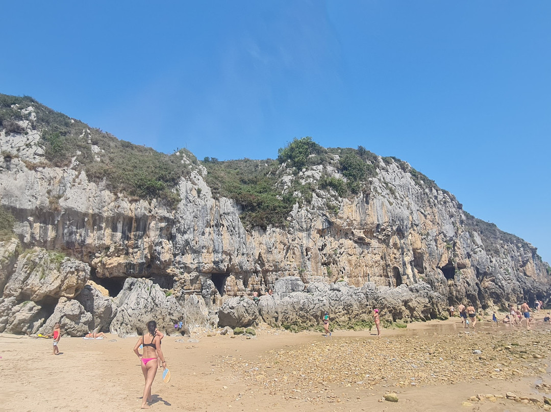 Cuevas Del Mar Beach-Nueva de Llanes必去景点