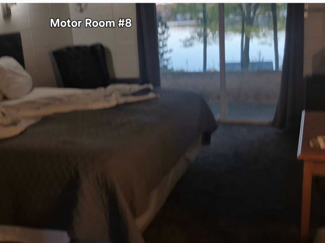 Lakeside Motel & Cottages主图