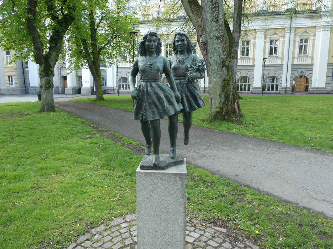 Statyn ''smålandsflickorna''