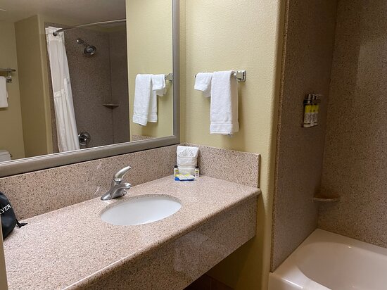 Holiday Inn Express & Suites Vacaville By IHG-浴室