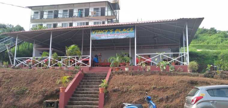 Vincy ' Place Room's N Restaurant